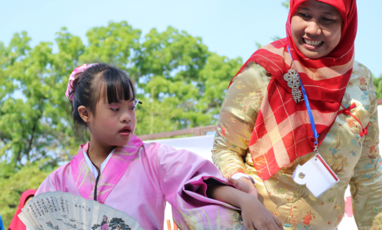 Girl with disability Indonesia X.png