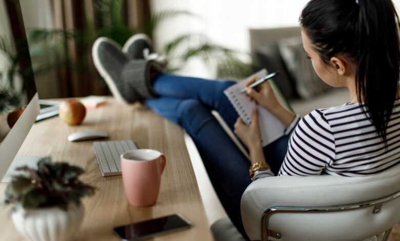 woman at desk writing in notebook JzYthUs.jpg