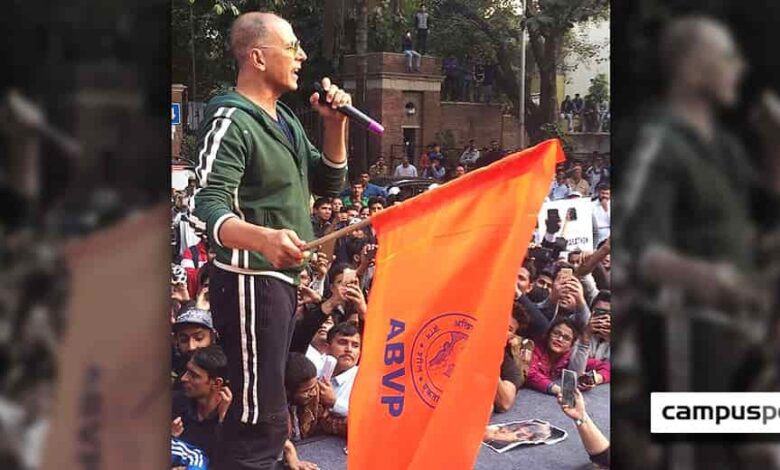 AK holding ABVP flag in DU CP.jpg