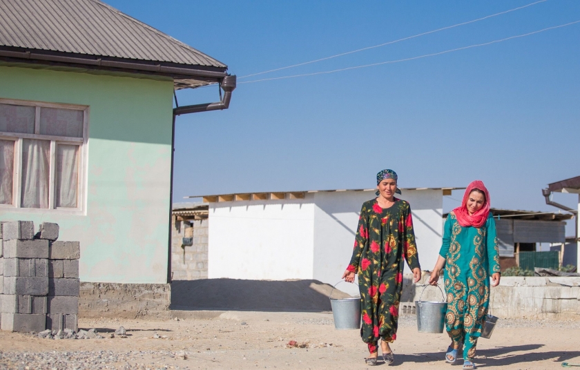Women fetch water in Tajikistan