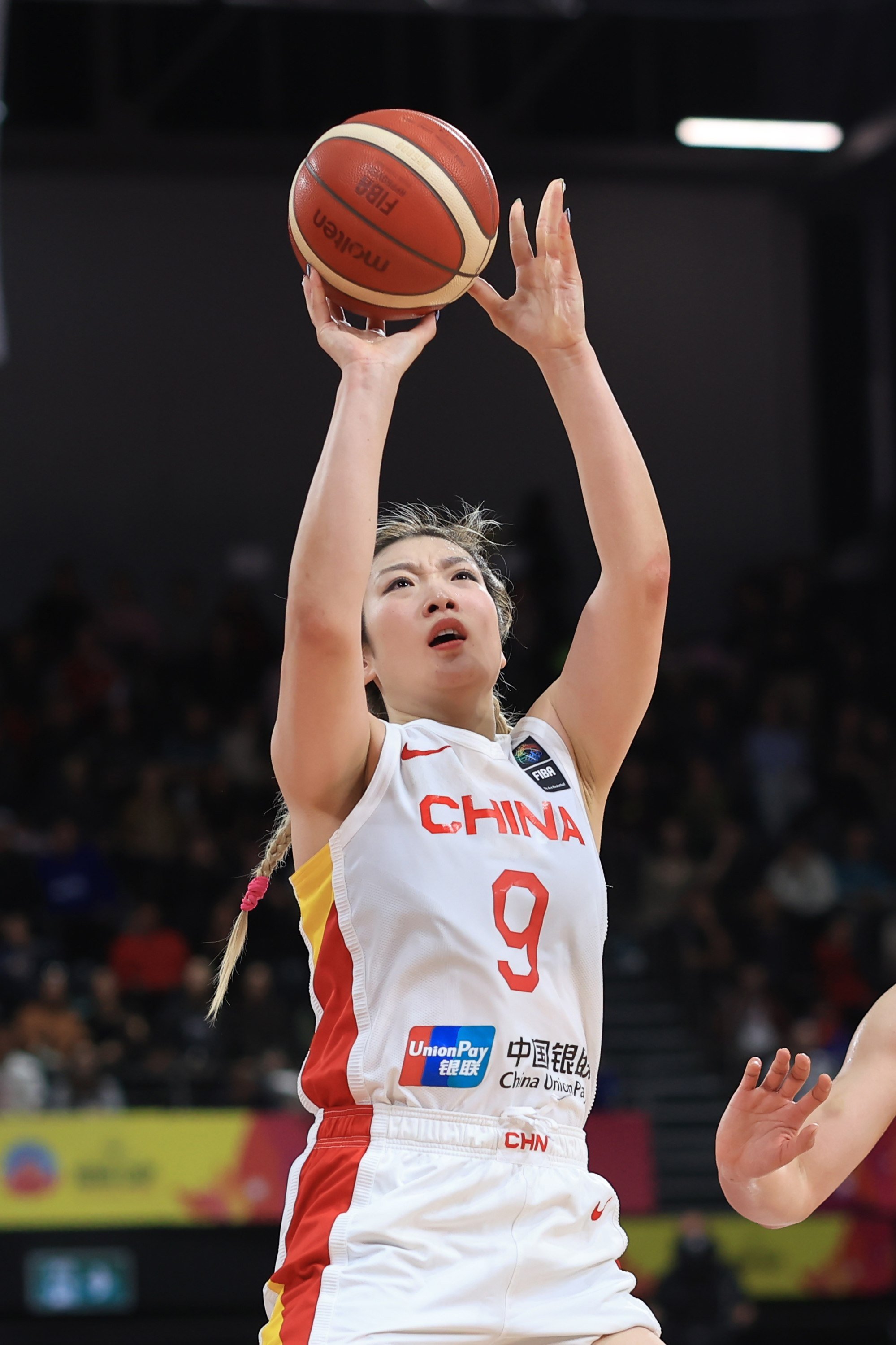 Li Meng shoots the ball during the FIBA Women’s Asia Cup final. Photo: EPA-EFE